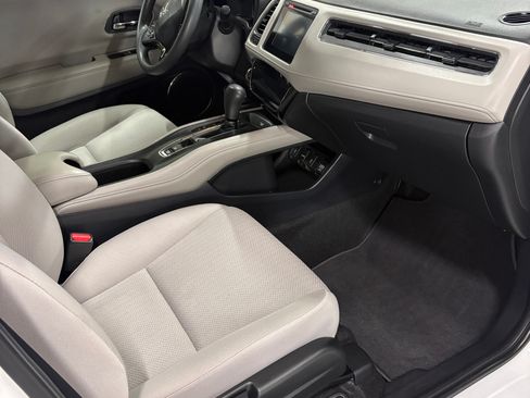 Used 2017 Honda HR-V EX image 9