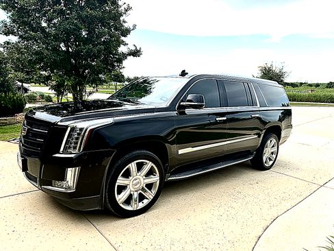 Used 2019 Cadillac Escalade ESV Luxury RWD image 2