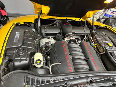 Used 2004 Chevrolet Corvette Coupe w/ Preferred Equipment Group RWD image 12