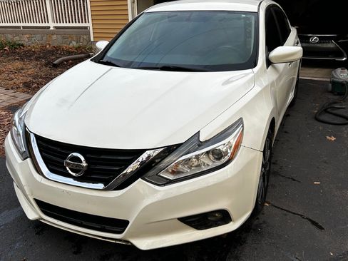 Used 2018 Nissan Altima 2.5 SV image 1