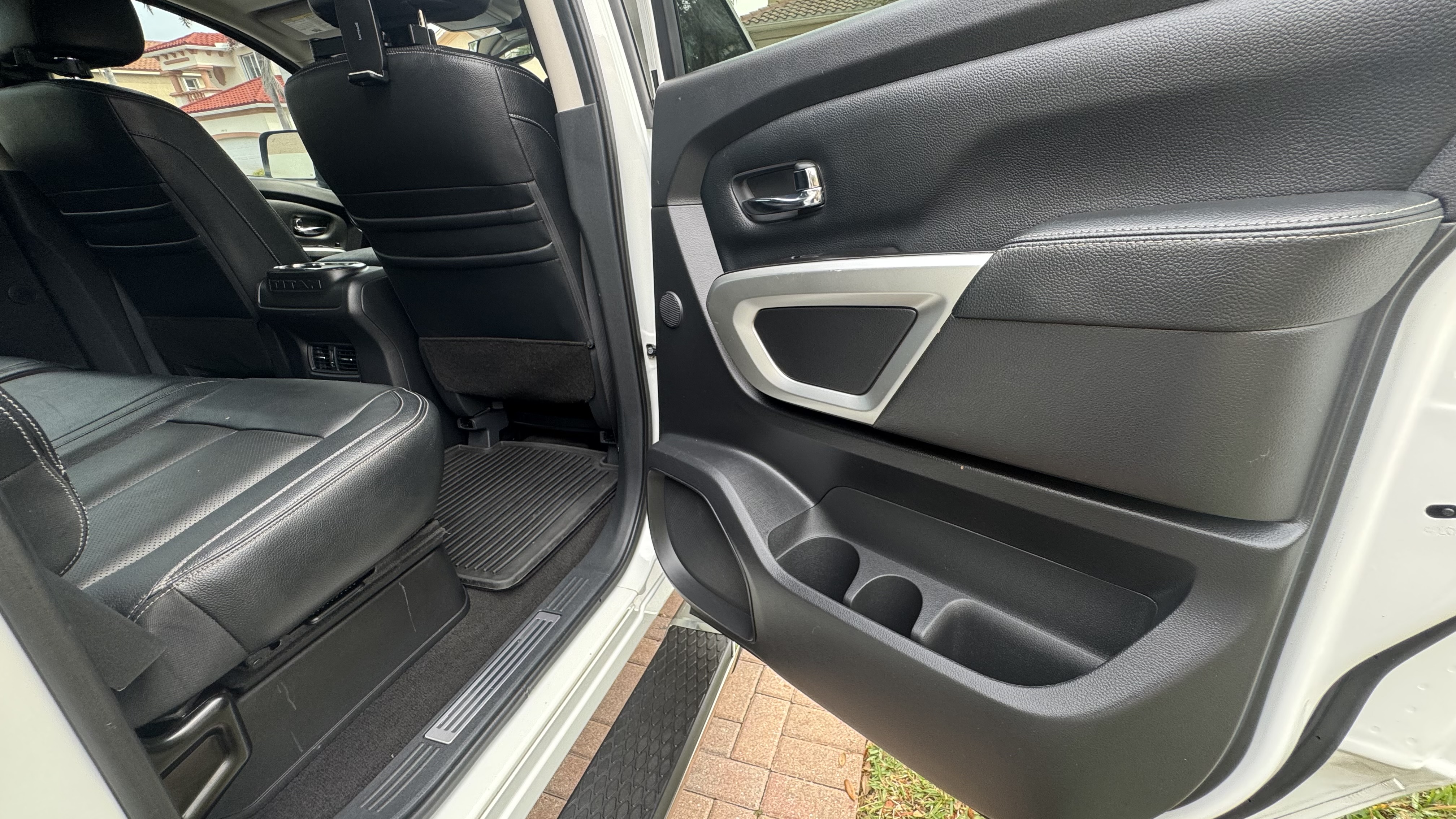 Used 2020 Nissan Titan SL w/ Moonroof Package AWD/4WD image 25