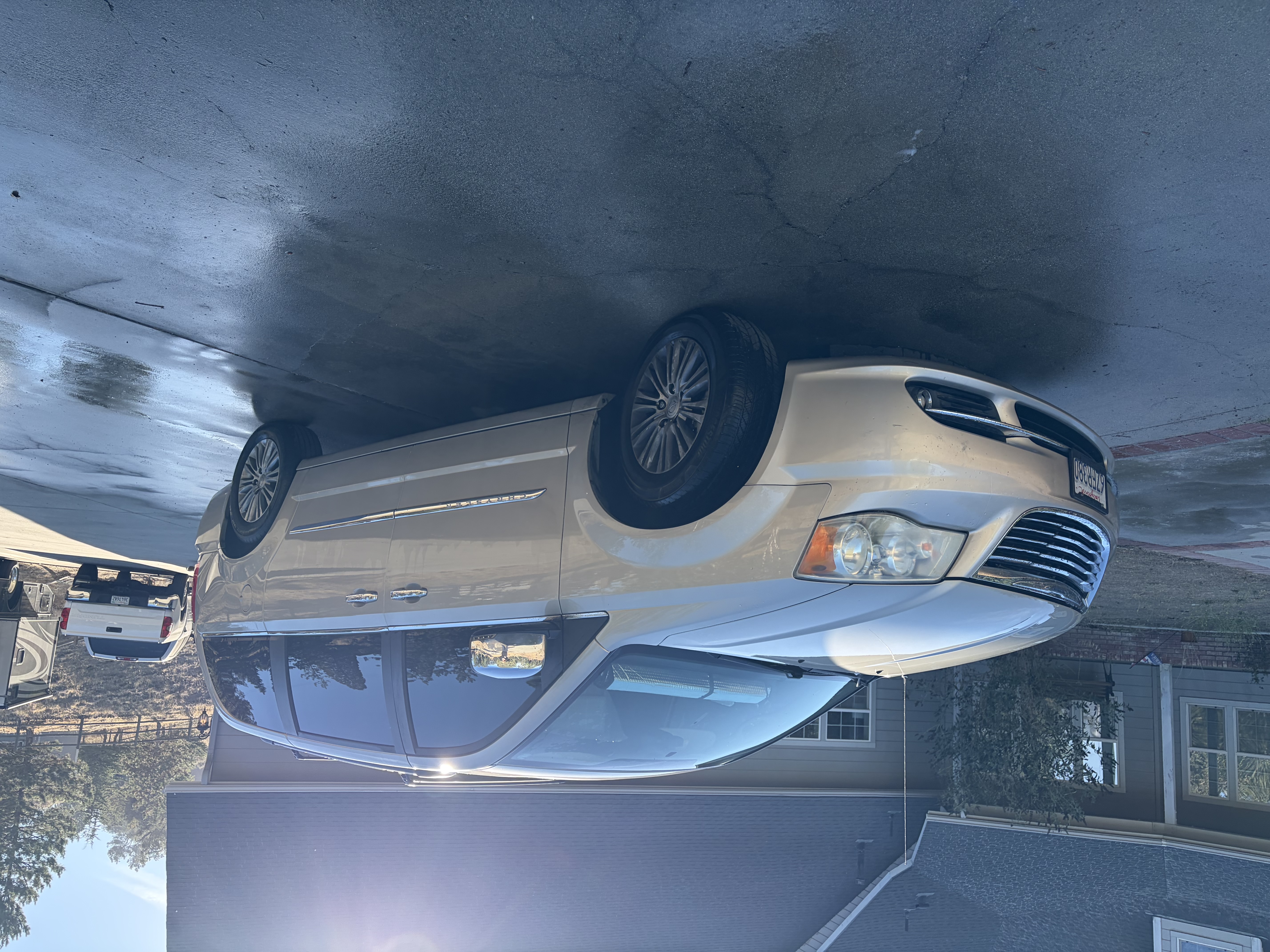 Used 2013 Chrysler Town & Country Touring-L w/ Entertainment Group #2 FWD image 4