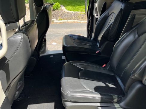 Used 2021 Chrysler Pacifica Touring-L image 8