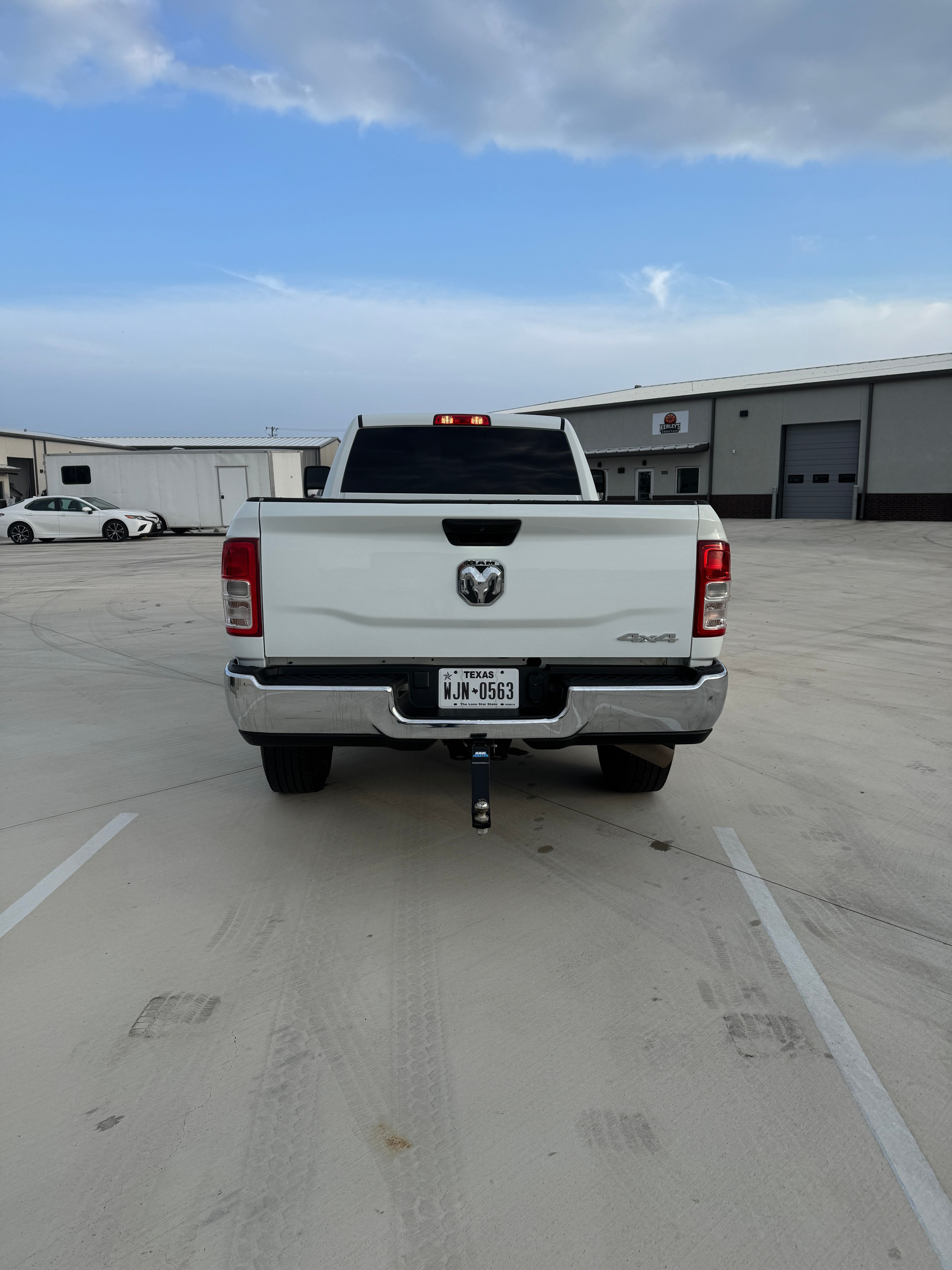 Used 2024 RAM 2500 Tradesman w/ Chrome Appearance Group AWD/4WD image 6