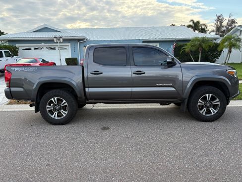 Used 2017 Toyota Tacoma TRD Sport w/ Tow Package AWD/4WD image 1