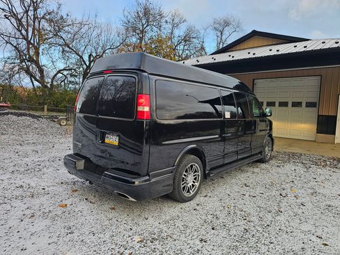 Used 2015 Chevrolet Express 2500 Extended Van 3D image 4