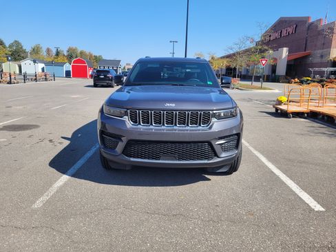 Used 2025 Jeep Grand Cherokee Laredo w/ Trailer Tow Package image 2