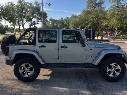 Used 2017 Jeep Wrangler Unlimited Sahara w/ Connectivity Group AWD/4WD image 6
