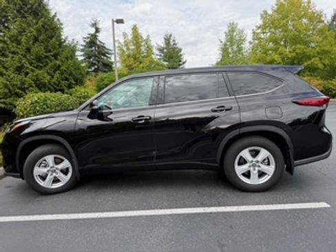 Used 2021 Toyota Highlander LE image 4