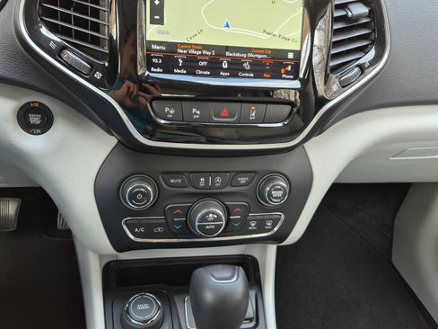 Used 2019 Jeep Cherokee Limited w/ Luxury Group image 10