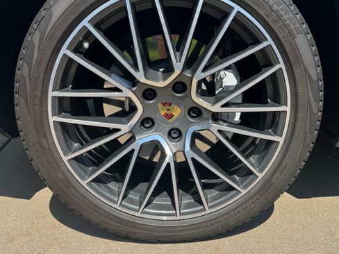 Used 2020 Porsche Cayenne Turbo AWD/4WD image 23