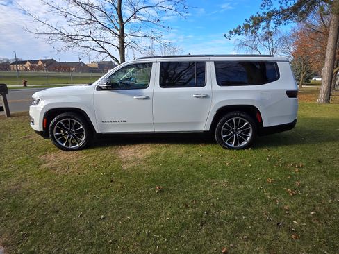 Used 2023 Jeep Wagoneer L Series III w/ Premium Group I image 4