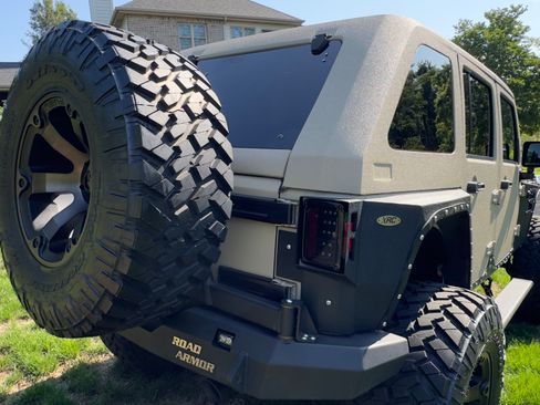 Used 2017 Jeep Wrangler Unlimited Rubicon w/ Connectivity Group image 10