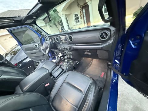 Used 2019 Jeep Wrangler Unlimited Sahara image 11