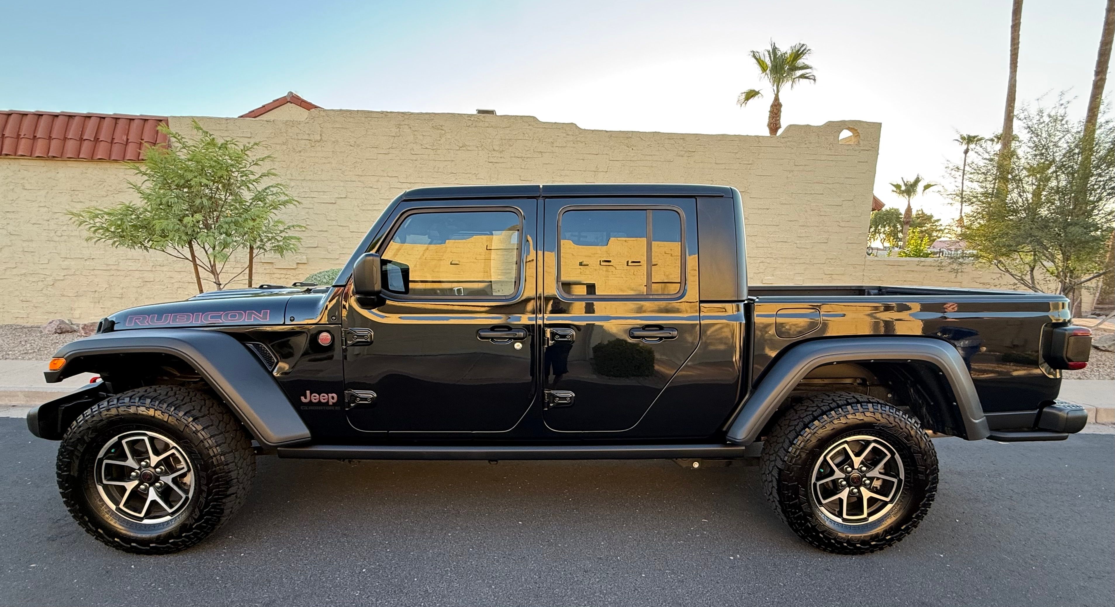 Used 2024 Jeep Gladiator Rubicon w/ Technology Group AWD/4WD image 4