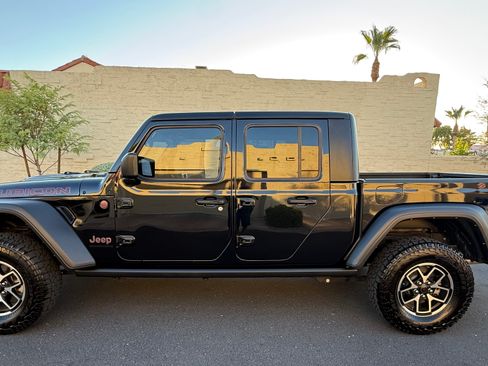 Used 2024 Jeep Gladiator Rubicon w/ Technology Group AWD/4WD image 4