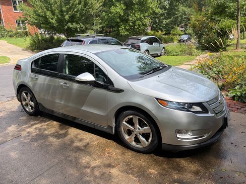 Used 2013 Chevrolet Volt Premium w/ Premium Trim Package FWD image 1