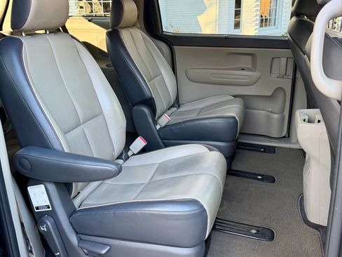 Used 2017 Kia Sedona LX w/ LX Essentials Premium Package image 11
