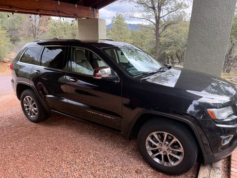 Used 2014 Jeep Grand Cherokee Limited w/ Luxury Group II image 2