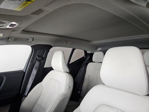 Used 2022 Volvo XC40 T5 Momentum image 15