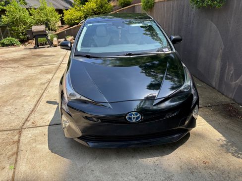 Used 2017 Toyota Prius Four Touring FWD image 4