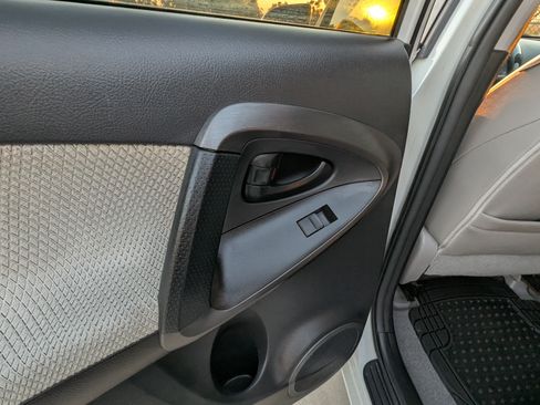 Used 2014 Toyota RAV4 EV image 18