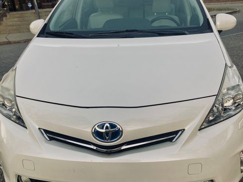 Used 2014 Toyota Prius V Two image 16