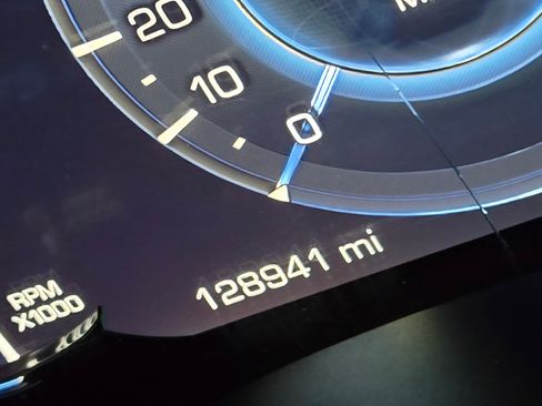 Used 2017 Cadillac Escalade Luxury image 2