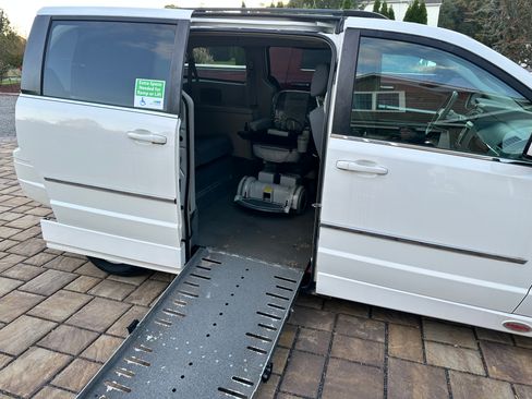 Used 2010 Chrysler Town & Country Touring image 4