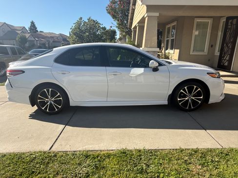 Used 2018 Toyota Camry SE w/ Moonroof Package FWD image 2