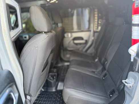 Used 2021 Jeep Gladiator Sport image 12