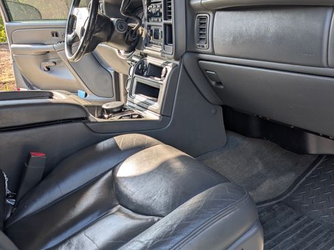 Used 2005 Chevrolet Silverado 2500 LT w/ Heavy-Duty Power Package image 32