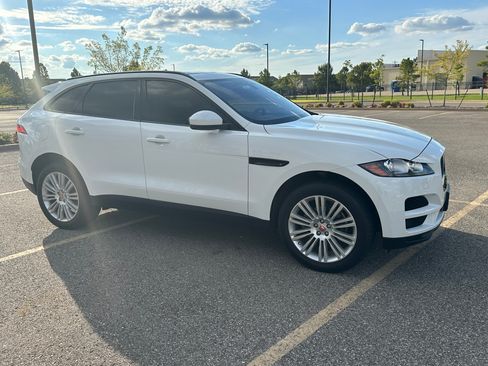 Used 2019 Jaguar F-PACE Premium image 2