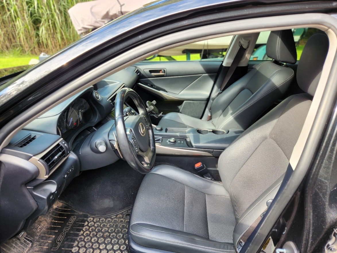 Used 2017 Lexus IS 300 AWD image 8