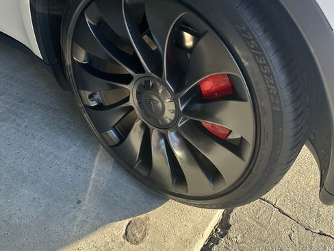 Used 2023 Tesla Model Y Performance image 9