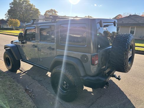 Used 2014 Jeep Wrangler Unlimited Rubicon w/ Connectivity Group image 2