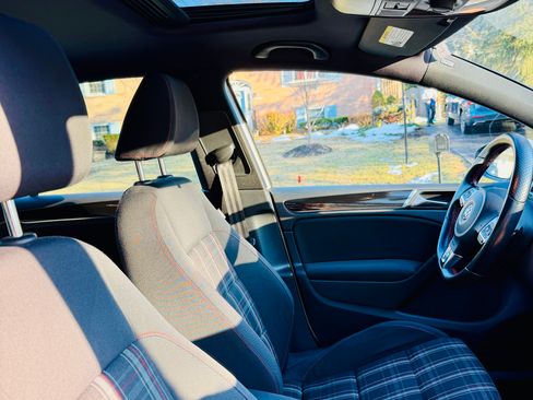 Used 2011 Volkswagen Golf 4-Door image 16