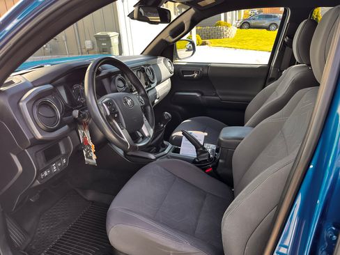 Used 2018 Toyota Tacoma TRD Off-Road w/ Technology Package AWD/4WD image 10