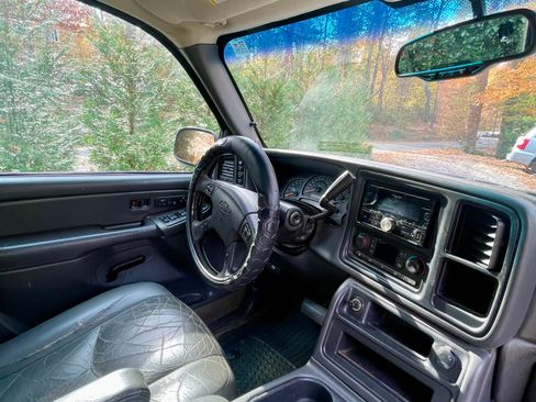 Used 2004 Chevrolet Avalanche Z71 w/ Sun And Sound Package AWD/4WD image 8