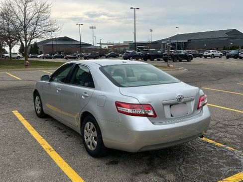 Used 2011 Toyota Camry LE image 4
