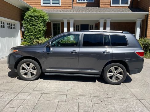 Used 2013 Toyota Highlander Limited AWD/4WD image 2
