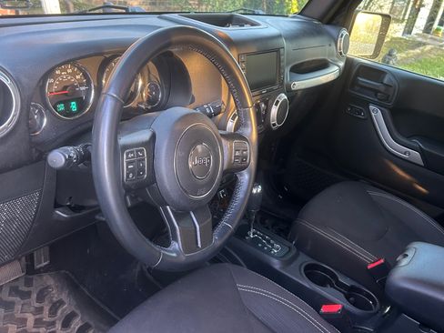 Used 2017 Jeep Wrangler Unlimited Sahara w/ Connectivity Group AWD/4WD image 8