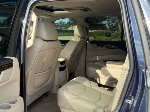 Used 2019 Cadillac Escalade Luxury image 23