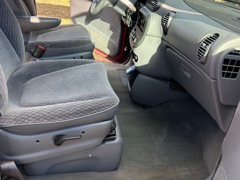 Used 2000 Dodge Grand Caravan Sport image 4