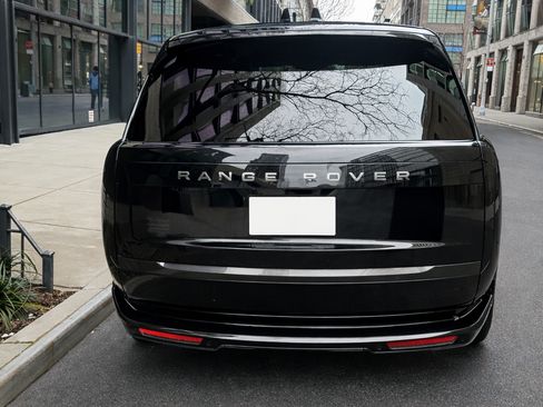 Used 2025 Land Rover Range Rover SE image 1