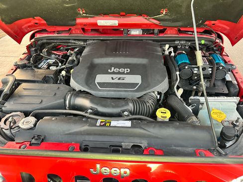 Used 2016 Jeep Wrangler Unlimited Rubicon w/ Connectivity Group image 12