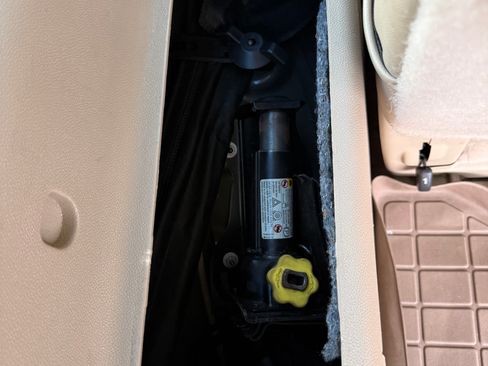 Used 2011 GMC Yukon XL SLT w/ Regional Value Package image 14