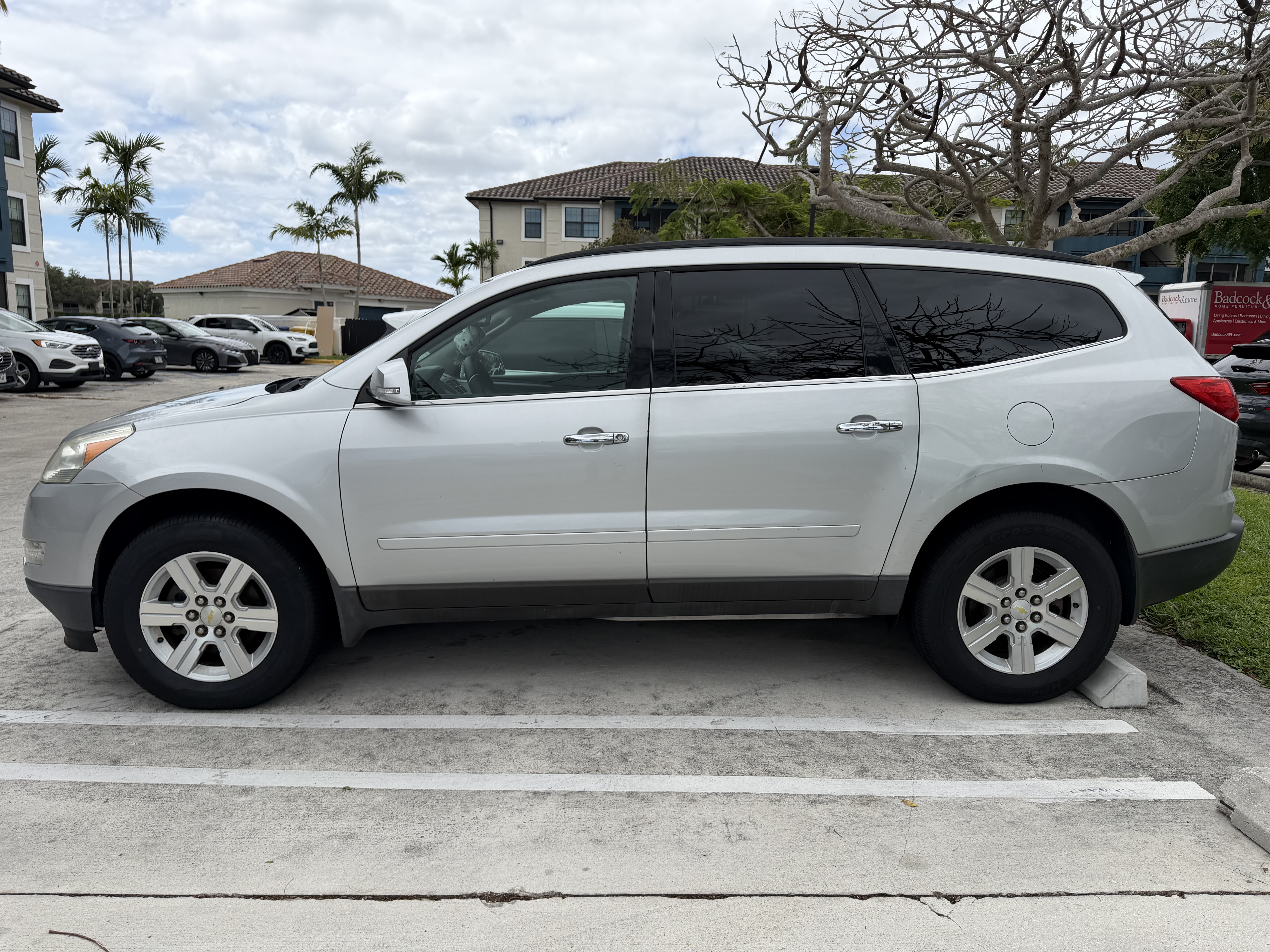 Used 2011 Chevrolet Traverse LT FWD image 2