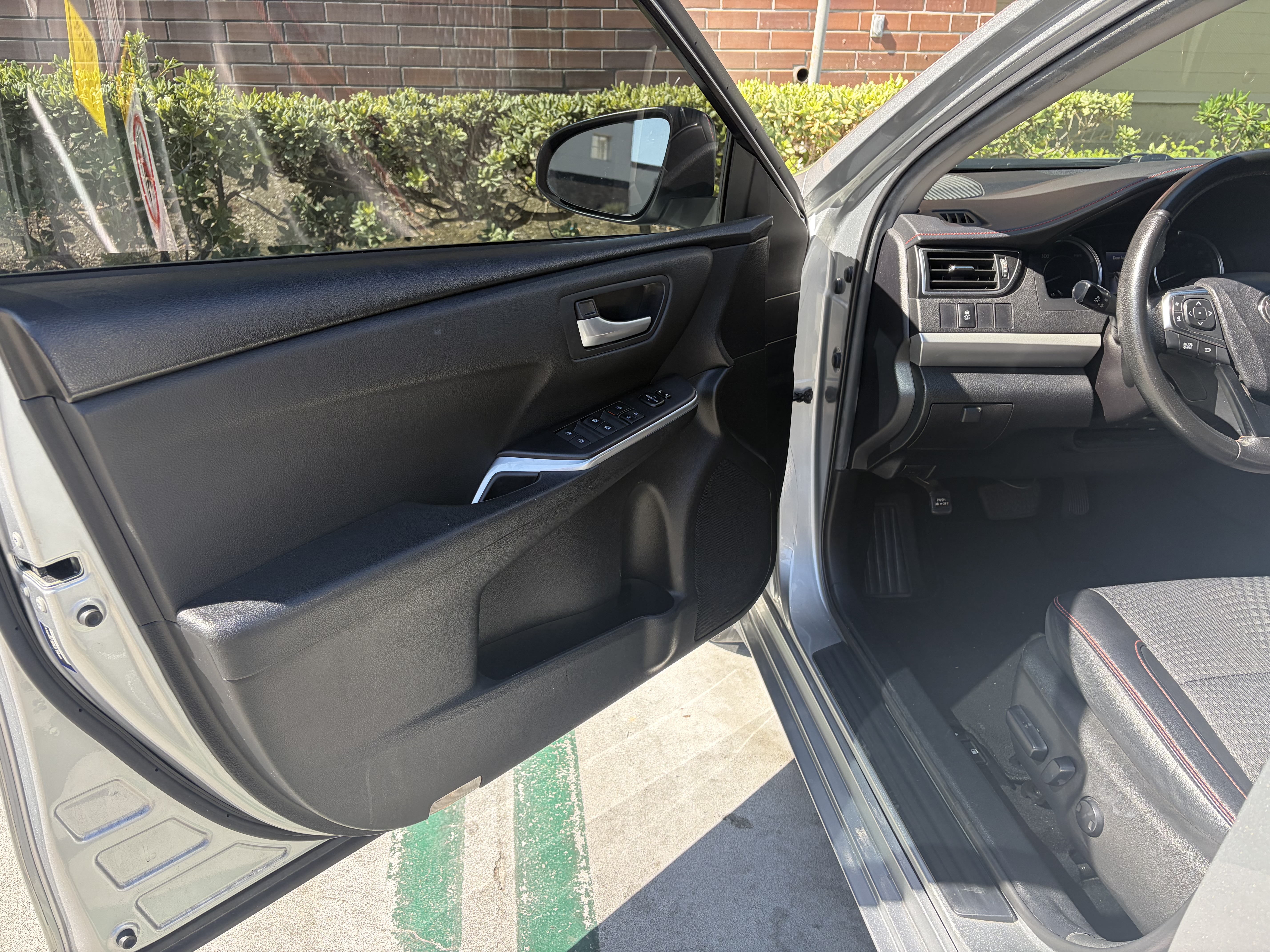 Used 2015 Toyota Camry SE w/ Moonroof Package FWD image 21