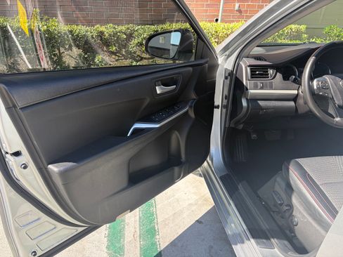 Used 2015 Toyota Camry SE w/ Moonroof Package FWD image 21